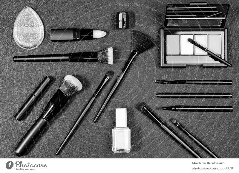 Schwarze Make-up-Produkte und Werkzeuge mit verschiedenen Pinseln Reichtum schön Kosmetik Schminke Lippenstift Wimperntusche Dekoration & Verzierung Frau