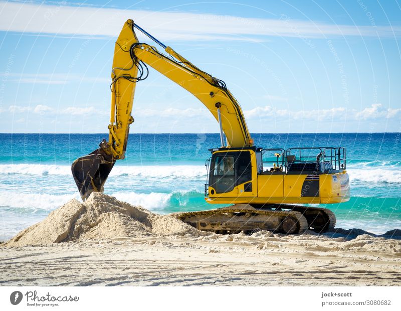 baggern am Strand Ferne Bagger Sand Wolken Horizont Klimawandel Schönes Wetter Pazifik Pazifikstrand Queensland Arbeit & Erwerbstätigkeit authentisch gelb