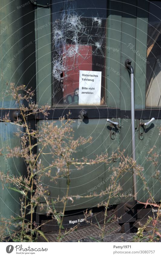 Vandalismus / on the road again Verkehrsmittel Personenverkehr Öffentlicher Personennahverkehr Schienenverkehr Bahnfahren Eisenbahn Personenzug Glasscheibe