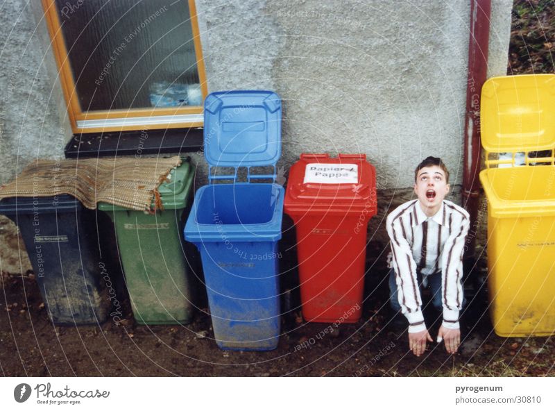 Müllschlucker Müllbehälter mehrfarbig dreckig Tarnung geschlossen Mann sascha offen