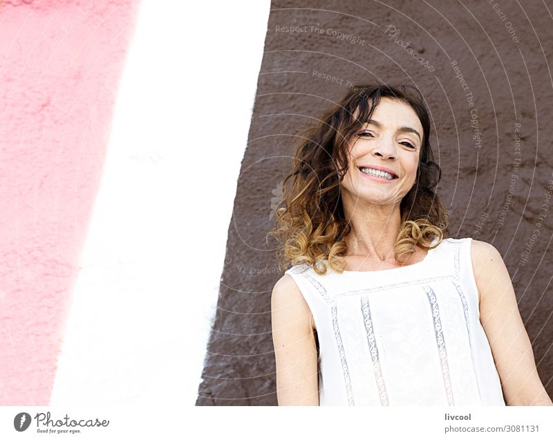 erwachsene Frau lächelnd vor einer rosa Wand, san sebastianisch Lifestyle Glück schön Gesicht Erholung ruhig Mensch Erwachsene Kunst Gebäude Fassade Straße