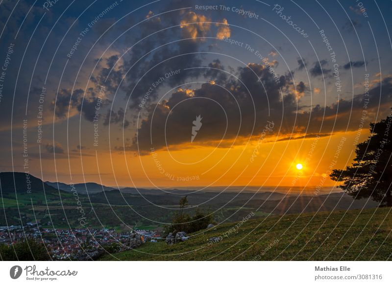 Sonnenuntergang in der Schwäbischen Alb Freiheit Berge u. Gebirge Umwelt Landschaft Himmel Wolken Sonnenaufgang Sonnenlicht Sommer Schönes Wetter Baum Wiese