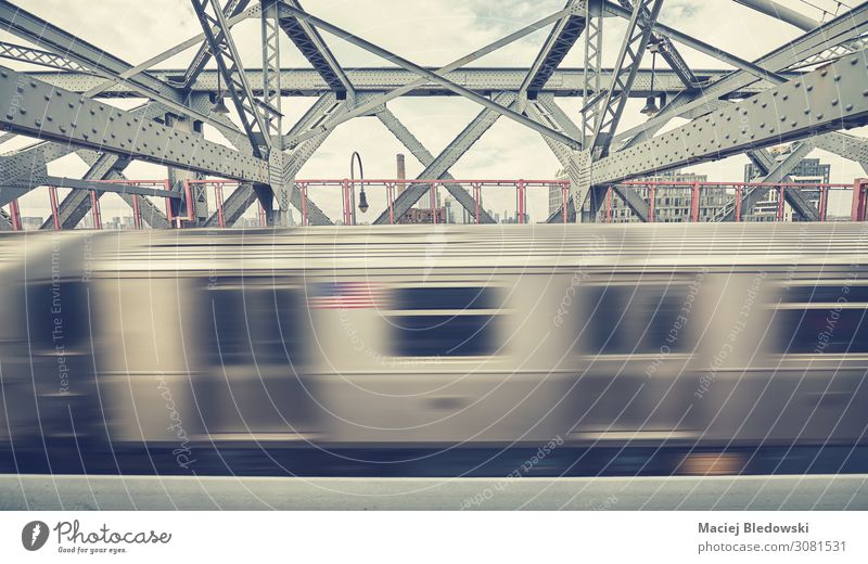 Williamsburg Bridge mit U-Bahn in Bewegung, NYC. Ferien & Urlaub & Reisen Brücke Verkehr Verkehrsmittel Verkehrswege Öffentlicher Personennahverkehr