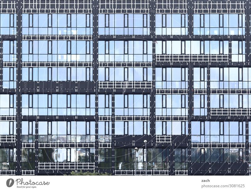 Tetris Stadt Hauptstadt Stadtzentrum Hochhaus Bankgebäude Industrieanlage Bauwerk Fassade Fenster Glasfassade Linie blau grau Gedeckte Farben Außenaufnahme