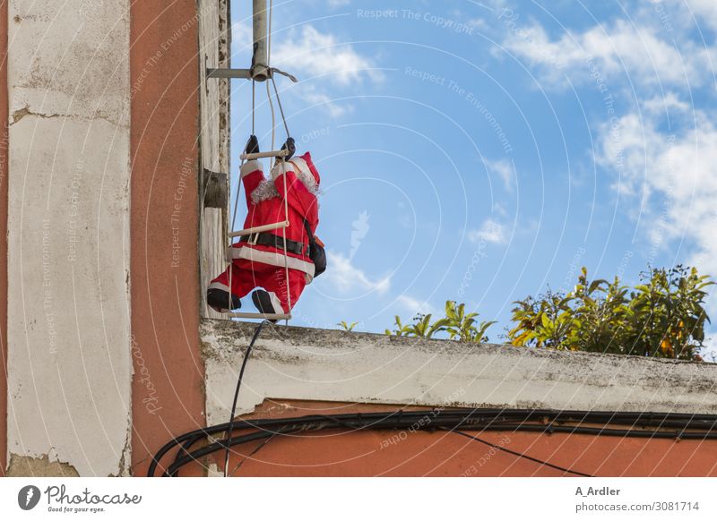 Weihnachtsmann auf der Leiter Freude Sommer Weihnachten & Advent Jahrmarkt Klettern Bergsteigen Haus Mauer Wand Arbeitsbekleidung Mütze Leitersprosse