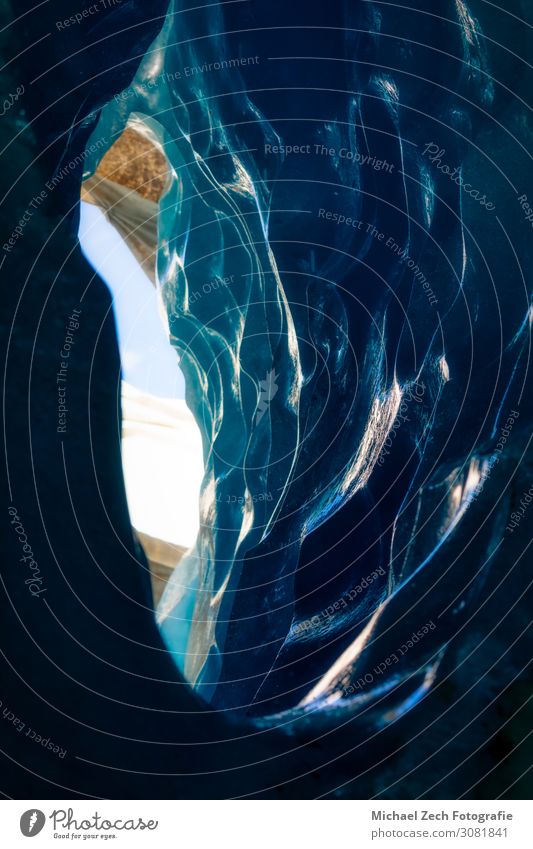blaues Eis in einer Höhle unter dem schmelzenden Rhonegletscher schön Ferien & Urlaub & Reisen Tourismus Ausflug Abenteuer Expedition Winter Schnee