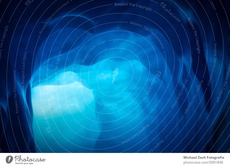 blaues Eis in einer Höhle unter dem schmelzenden Rhonegletscher schön Ferien & Urlaub & Reisen Tourismus Ausflug Abenteuer Expedition Winter Schnee