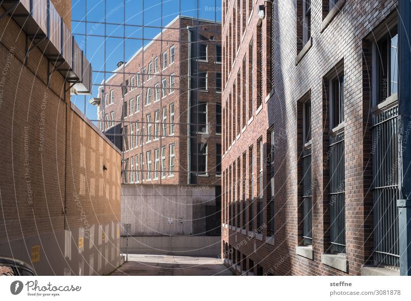 Blick hinter die Kulisssen Stadt Mauer Wand Fassade verspiegelt Reflexion & Spiegelung Kulisse Bürogebäude Schönes Wetter Sonnenlicht Austin Texas USA