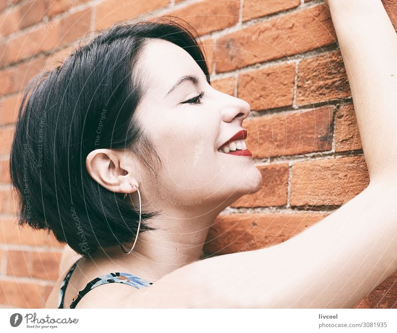 Lächelnde junge Frau gegen eine Mauer, San Sebastian-Spanien Lifestyle elegant Stil Glück schön Gesicht Sommer Mensch feminin Homosexualität Junge Frau