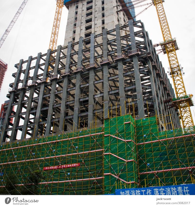 Basis im Hochhausbau Baustelle Peking Bauwerk Stahlträger Stahlkonstruktion Gerüst Kran Schilder & Markierungen authentisch modern Tatkraft Sicherheit