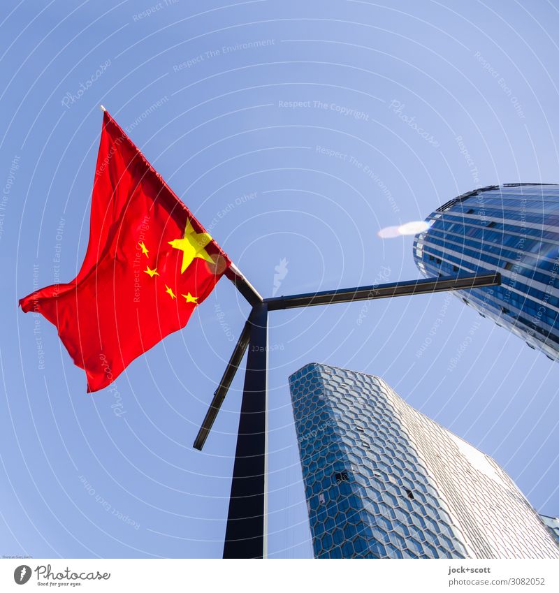 Rote Fahne im Wind Wolkenloser Himmel Peking Stadtzentrum Hochhaus Bürogebäude Fassade Fahnenmast Nationalflagge Stern (Symbol) hängen hoch modern rot Einigkeit
