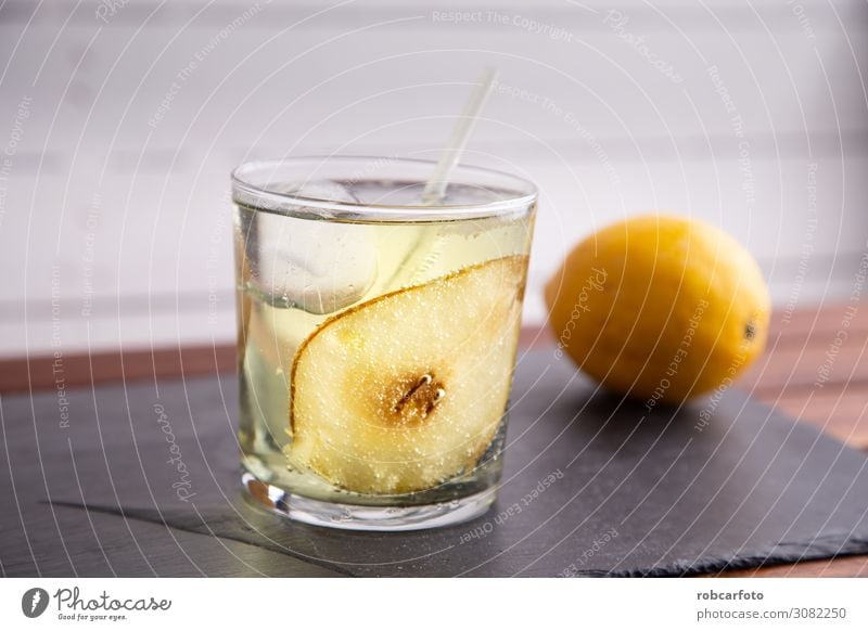 Gin und Tonic mit Birne Frucht Diät Getränk Limonade Alkohol Reichtum Sommer Feste & Feiern Coolness dunkel frisch natürlich schwarz weiß Hintergrund vereinzelt