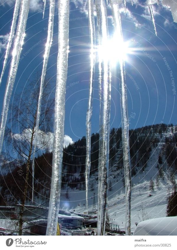 Eiszapfen in der Sonne Winter Berge u. Gebirge Schnee Wolkenloser Himmel