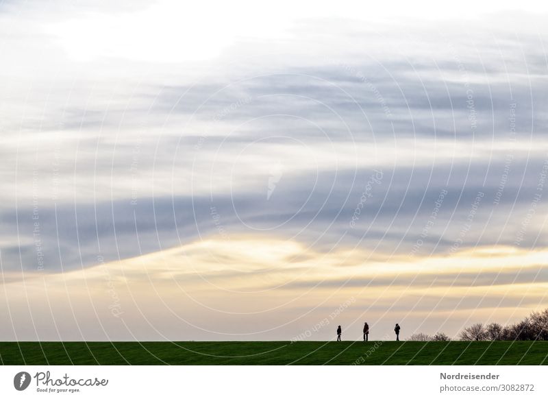 Auf dem Deich Tourismus Ausflug wandern Mensch Menschengruppe Natur Landschaft Urelemente Himmel Wolken Gras Sträucher Küste Nordsee Ostsee laufen Unendlichkeit