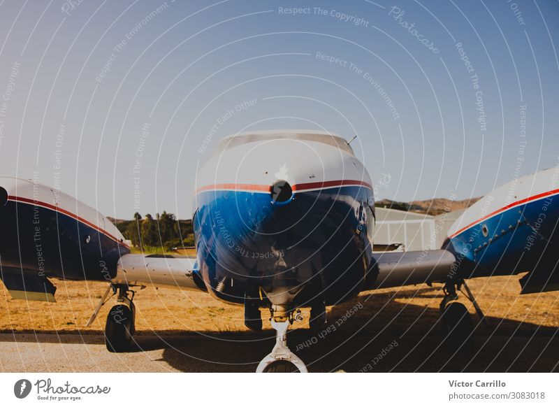 Ein Oldtimer-Flugzeug auf einem Flughafen Luftverkehr Doppeldecker Fluggerät Flugplatz Erfahrung erleben Kitsch kompetent Farbfoto mehrfarbig Außenaufnahme