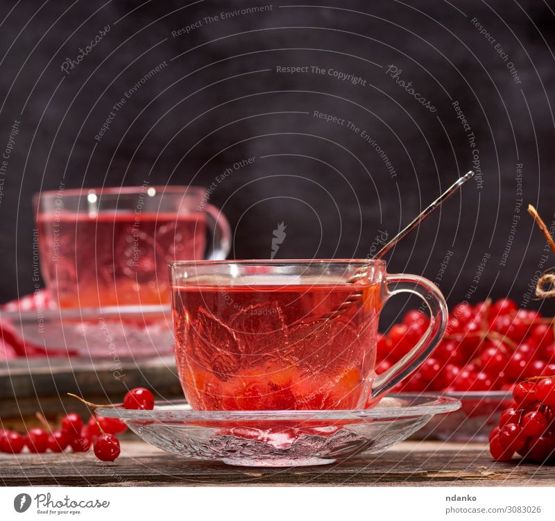 Viburnum-Tee in der Tasse Frucht Getränk Heißgetränk Löffel Tisch Natur Herbst Holz frisch heiß natürlich rot schwarz Tradition Antioxidans aromatisch