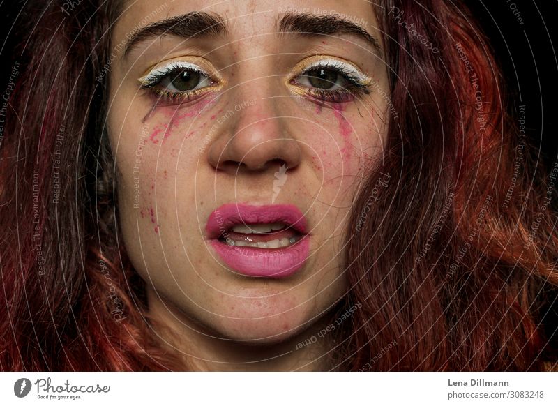Frau Grimasse #1 Make-up Gesicht Portrait Clown Bodypainting Lippenstift Rote Haare Blick Emotion Mädchen verwirrt