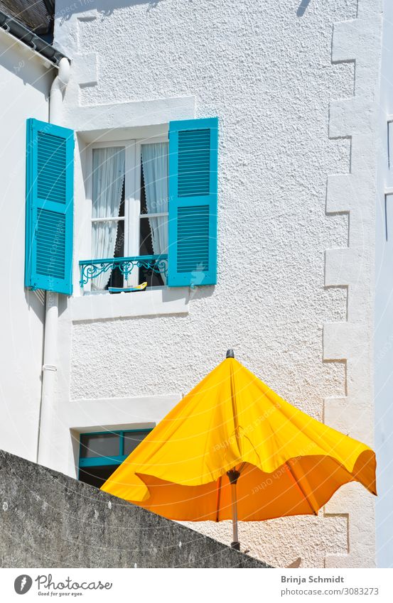 Ein gelber Sonnenschirm vor einem türkisem Fenster harmonisch Wohlgefühl Zufriedenheit Erholung Ferien & Urlaub & Reisen Tourismus Ausflug Ferne Sommer