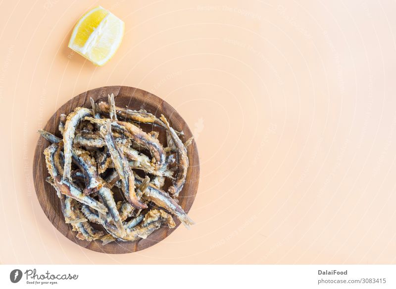Typische Tapas von Fisch in Spanien (Pescaito frito) Meeresfrüchte Mittagessen Abendessen Diät Teller Restaurant frisch lecker grün Sardellenfilets Anchovis