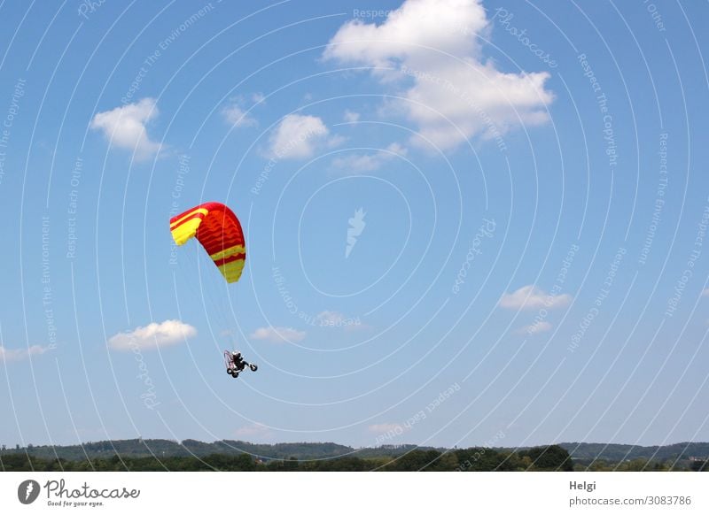 Spielzeug-Gleitschirm mit daran hängendem Fahrzeug und Figur fliegt vor blauem Himmel mit Wölkchen Freizeit & Hobby Umwelt Natur Wolken Sommer Schönes Wetter