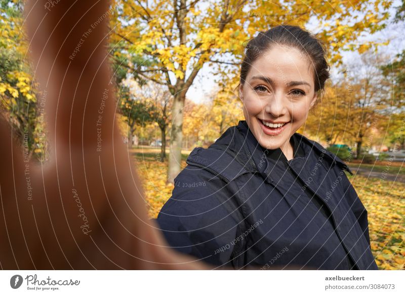 glückliche junge Frau, die im Herbst Selfie macht. lustig Lifestyle Fotografieren Hand echte Menschen Freude Freizeit & Hobby Fotokamera Junge Frau Erwachsene