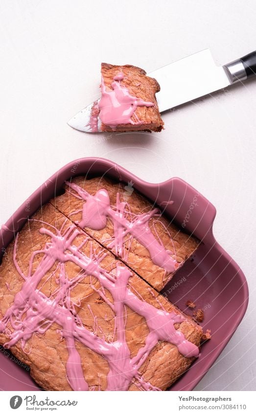 Rosa Schokoladenbrownie in einem Tablett auf weißem Tisch Kuchen Dessert Süßwaren Topf Pfanne gut rosa rot Tradition obere Ansicht backen Bäckerei