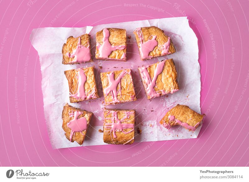 Rubinroter Schokoladenbrownie in Scheiben auf rosa Hintergrund Kuchen Dessert Süßwaren Essen Glück positiv weiß Tradition obere Ansicht backen Bäckerei