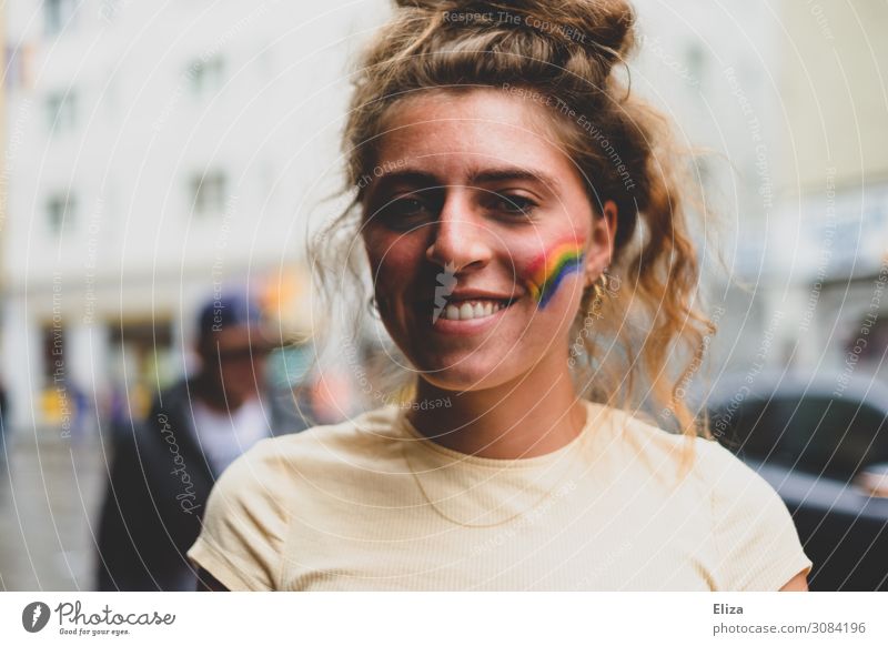 Pride feminin Junge Frau Jugendliche 18-30 Jahre Erwachsene Solidarität Toleranz Regenbogenflagge Christopher Street Day lgbt diversity Lächeln Gleichstellung