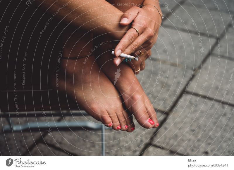 Sommergenuss feminin Junge Frau Jugendliche Erwachsene Hand Fuß 1 Mensch 13-18 Jahre 18-30 Jahre Rauchen frei trendy einzigartig Coolness Erholung Freiheit