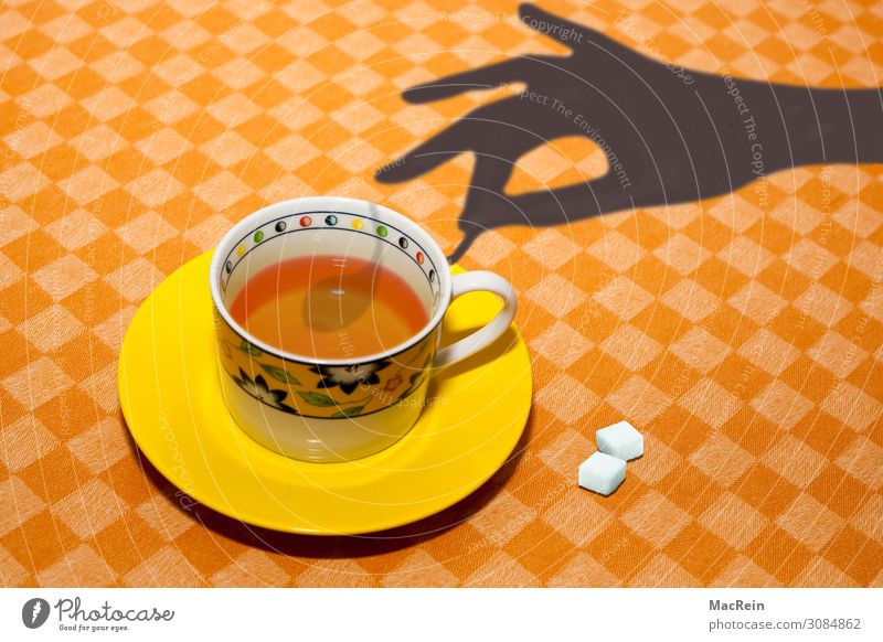 Teetasse Frühstück Heißgetränk Tasse Löffel Hand trinken Zucker Teller rühren Tischwäsche Schatten Farbfoto Innenaufnahme