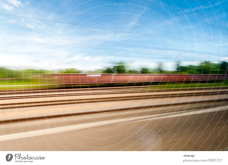 Bewegungs|unscharf Güterverkehr & Logistik Natur Himmel Wolken Schönes Wetter Verkehr Schienenverkehr Güterzug Gleise fahren Geschwindigkeit Mobilität