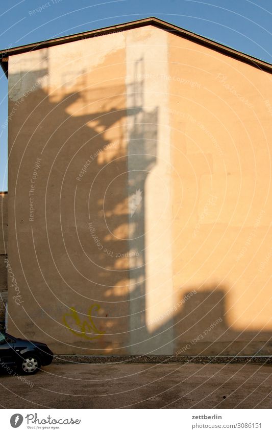Schatten von einem Baugerüst auf einem Haus aschersleben Detailaufnahme historisch Kleinstadt Licht Traurigkeit Menschenleer Mittelalter Sachsen-Anhalt Sommer