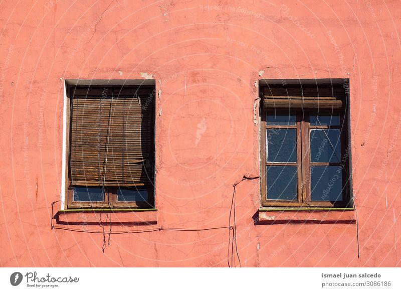 Fenster an der roten Fassade des Hauses in der Stadt Gebäude Außenseite Balkon heimwärts Straße Großstadt Außenaufnahme Farbe mehrfarbig Strukturen & Formen