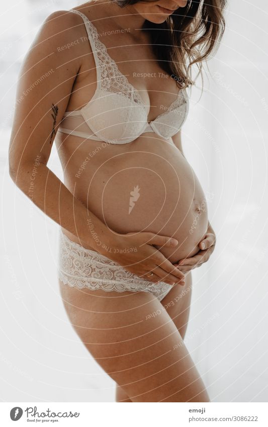 Schwangerschaft feminin Junge Frau Jugendliche Erwachsene Mutter 1 Mensch 18-30 Jahre Unterwäsche schwanger Erotik weiß Farbfoto Gedeckte Farben Innenaufnahme