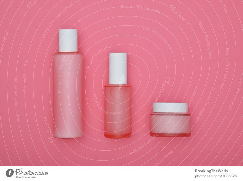 Set von Schönheitscreme-Flaschen auf rosa Hintergrund schön Körperpflege Haare & Frisuren Haut Gesicht Kosmetik Creme Schminke Gesundheit Gesundheitswesen Glas