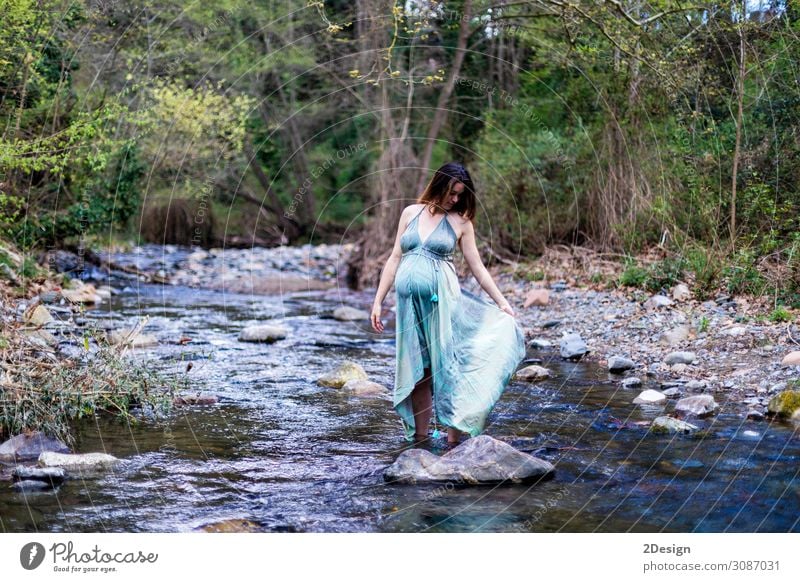Schwangere Mädchen, die in der Nähe des Flusses posieren und ein grünes Kleid tragen. Lifestyle Stil Freude Glück schön Leben Erholung Freiheit Sommer Meer