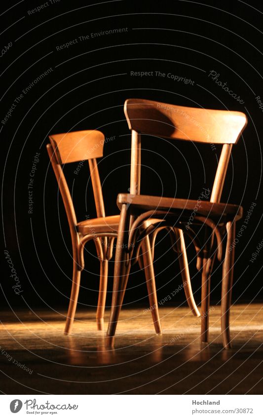 Stuhl Stühle am Stühlsten Licht braun Hintergrundbild schwarz Häusliches Leben Theaterschauspiel Stuhllehne Beine verrückt Bistrostühl Bistrostühle Neigung