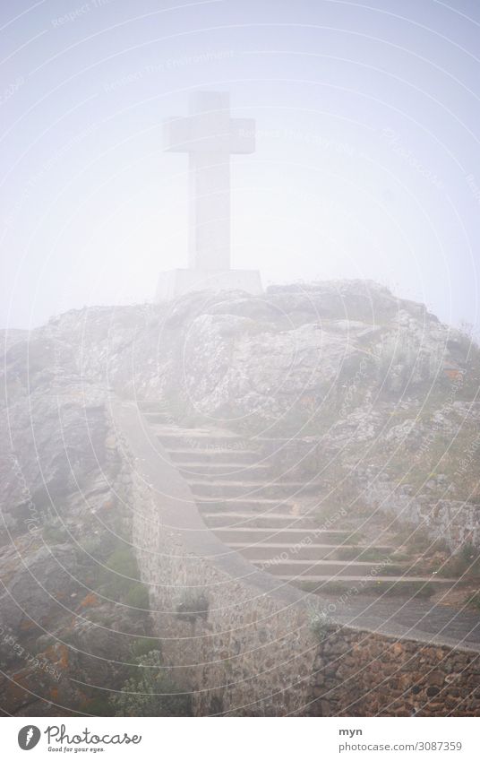 Keltisches bzw. christliches Kreuz im Nebel auf einem Hügel mit Treppe am Meer Trauer Tod Christentum keltisch Christliches Kreuz Religion & Glaube