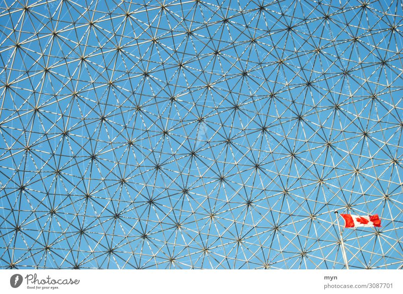 Biosphere Gebäude der Weltausstellung 1967 in Montreal Kanada mit Flagge Netz Muster Raster Bauwerk Netzwerk Stahlkonstruktion Vernetzung blau Metall