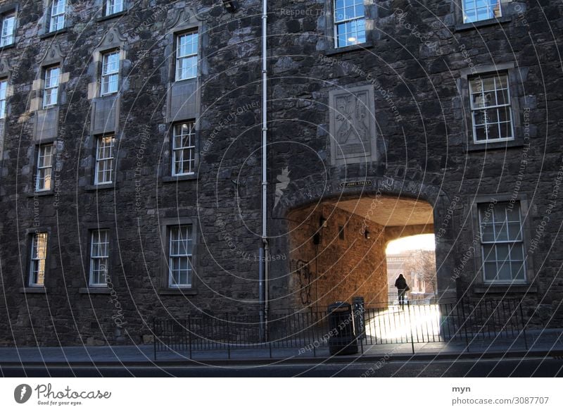 Sonnenlicht fällt durch einen Durchgang einer dunklen Fassade in Edinburgh - Hoffnung Licht Fassaden dunkel Licht am Ende des Tunnels corona Gegenlicht