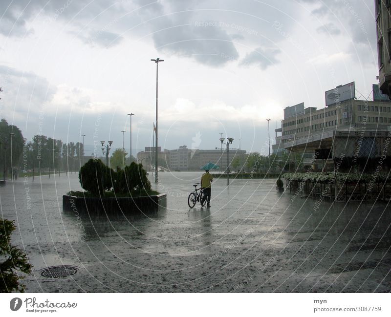 Regenguss Wasser Wassertropfen Himmel Wolken Sommer Klima Klimawandel Wetter schlechtes Wetter Unwetter Sturm Gewitter Hagel Albanien Stadt Haus Platz
