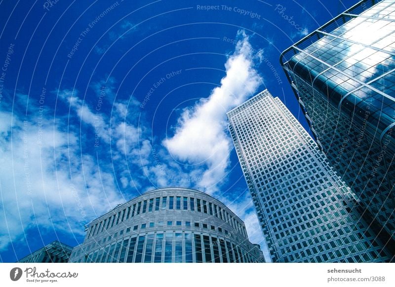 skyline london London Hochhaus Fenster Reflexion & Spiegelung Wolken Weitwinkel Architektur Skyline blau Himmel hafengelände