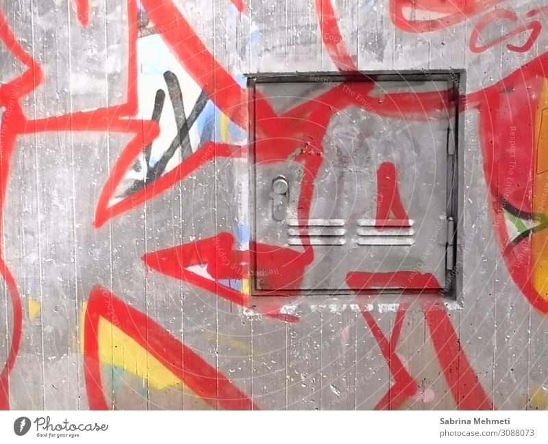 Graffiti Kunst Industrieanlage Gebäude Mauer Wand Beton Metall Zeichen modern verrückt grau rot Wandel & Veränderung Farbfoto Außenaufnahme Menschenleer