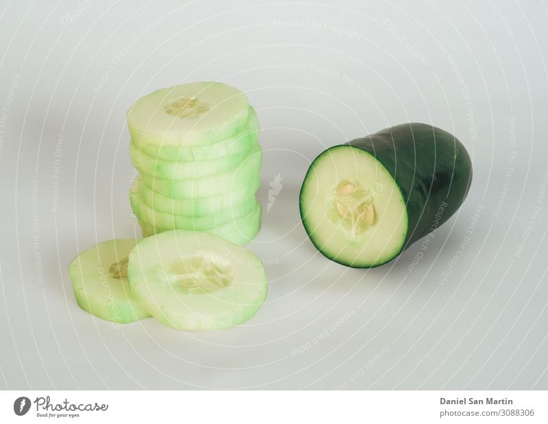 Gurke in Scheiben geschnitten isoliert auf weißem Hintergrund Clipping-Pfad Gemüse Salat Salatbeilage Essen Vegetarische Ernährung Diät Lifestyle Natur Pflanze