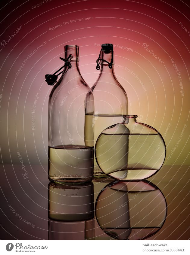 Stillleben mit Glaß Getränk Lifestyle elegant Spiegel Glas Glasvase Vase Flasche dünn schön gelb rot Farbe Kunst Wasser Farbfoto Innenaufnahme Studioaufnahme