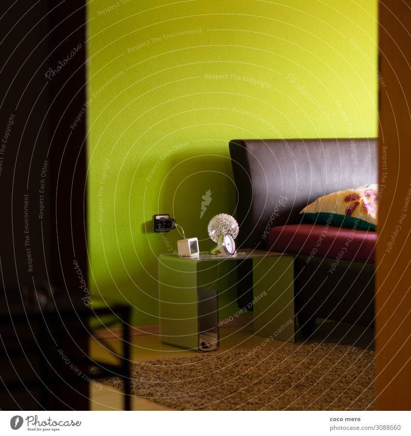 Schlafzimmer Wohnung einrichten Innenarchitektur Bett Raum Häusliches Leben braun grün Geborgenheit Farbfoto Innenaufnahme Menschenleer Tag Zentralperspektive
