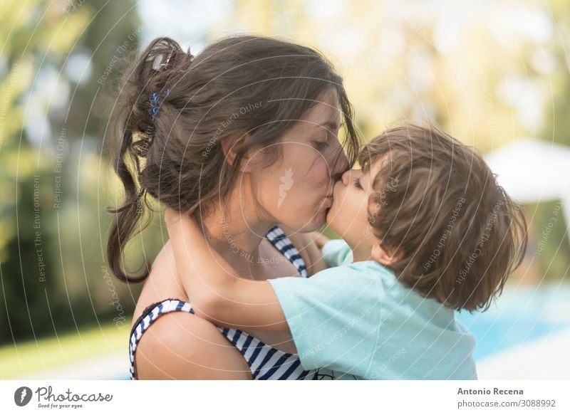 Mutter küssend Sohn im Garten im Freien Bilder Lifestyle Glück Muttertag Kind Mensch Junge Frau Erwachsene Eltern Familie & Verwandtschaft Kindheit Küssen Liebe