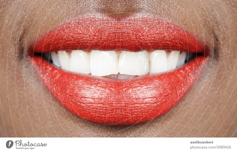 Rote Lippen weiße Zähne schön Schminke Lippenstift Gesundheitswesen Mensch feminin Junge Frau Jugendliche Erwachsene Mund 1 18-30 Jahre Lächeln lachen Erotik