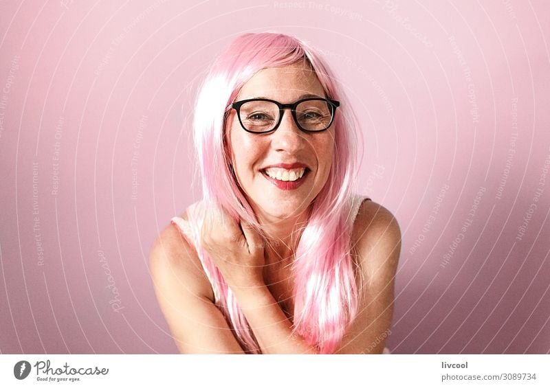 Frau mit rosa Perücke lächelnd glücklich auf rosa Hintergrund Lifestyle Glück Mensch feminin Erwachsene Weiblicher Senior Kopf Haare & Frisuren Gesicht Auge
