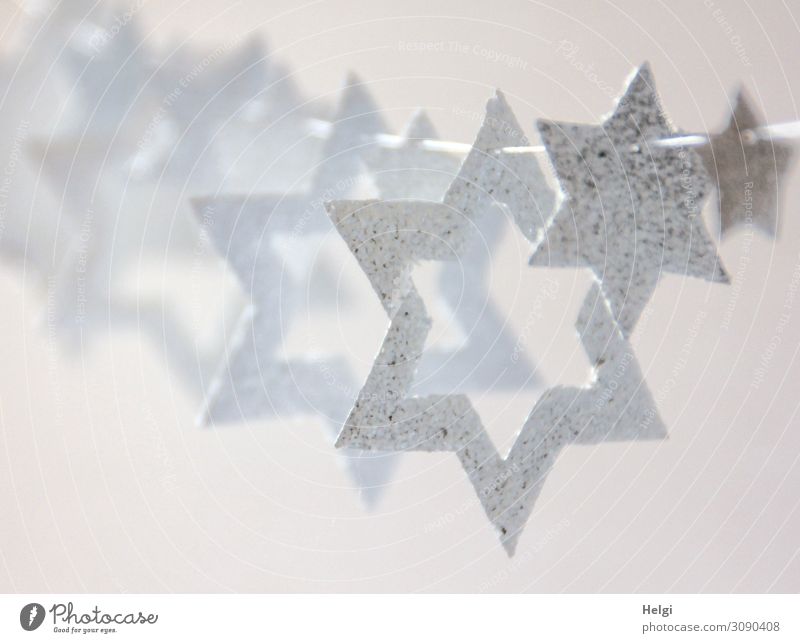 weiße Sterne in unterschiedlichen Größen hängen als Dekoration an einer Schnur Weihnachten & Advent Dekoration & Verzierung Stern (Symbol) Kette Zeichen